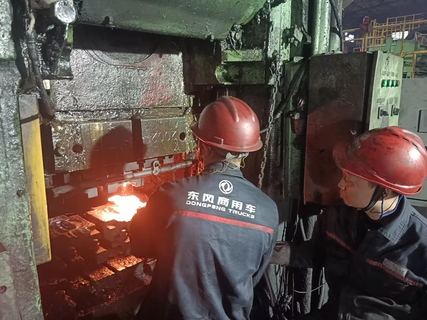 爭(zhēng)分奪秒鍛打中1.jpg
